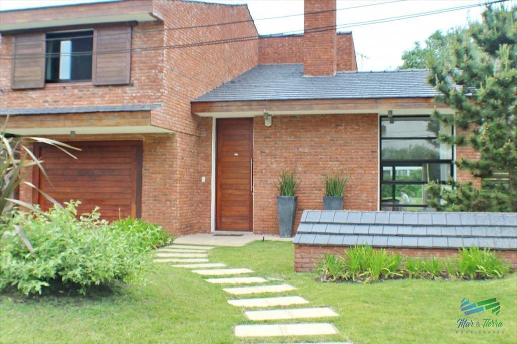 En alquiler!! Moderna casa ubicada a 1 cuadra el
