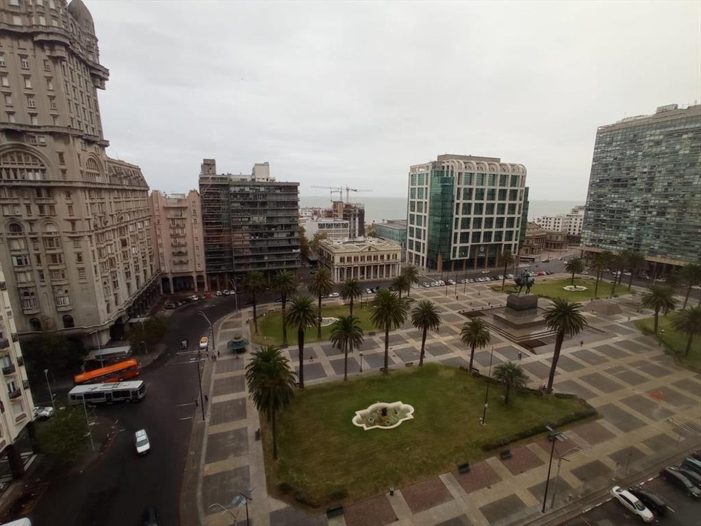 Plaza Independencia , 570 m2 llanos, piso alto con la mejor