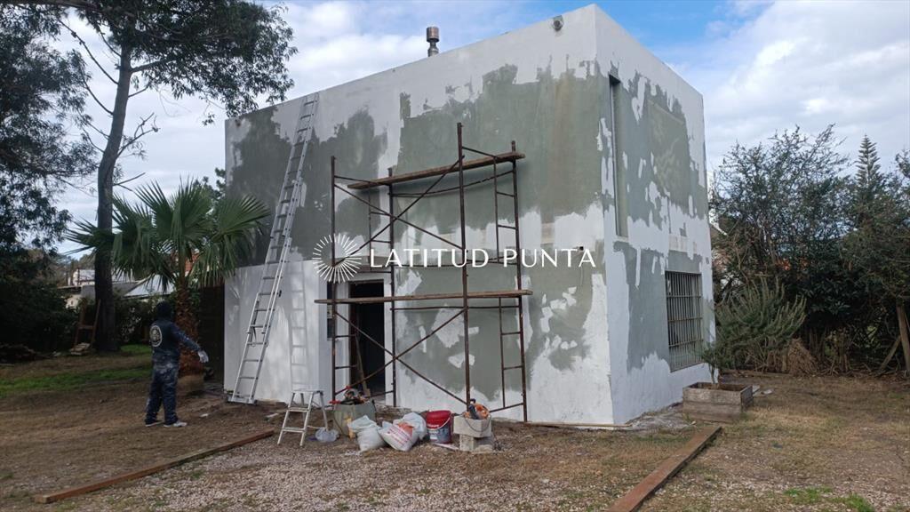 Venta de casa reciclada a 100 metros playa de edificio Dela