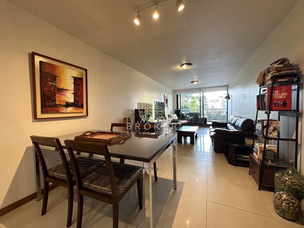 Venta de apartamento de dos dormitorios a media