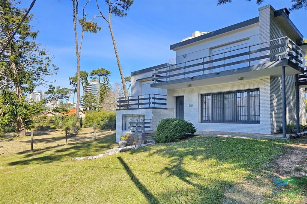 Vendo casa 4 dormitorios en zona Shopping, Punta