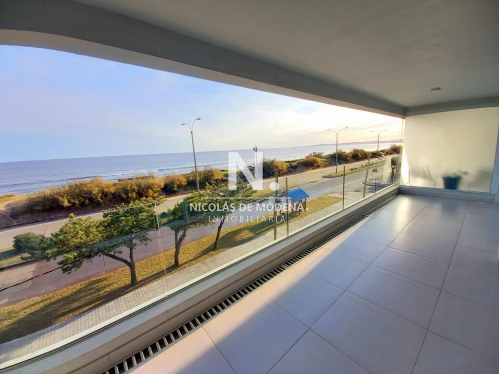 Apartamento Frente al Mar en Venta Dos y Servicio