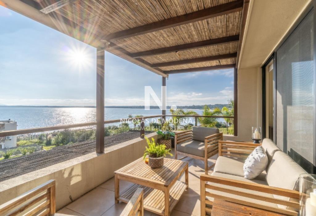 Vende apartamento duplex con vista al mar en