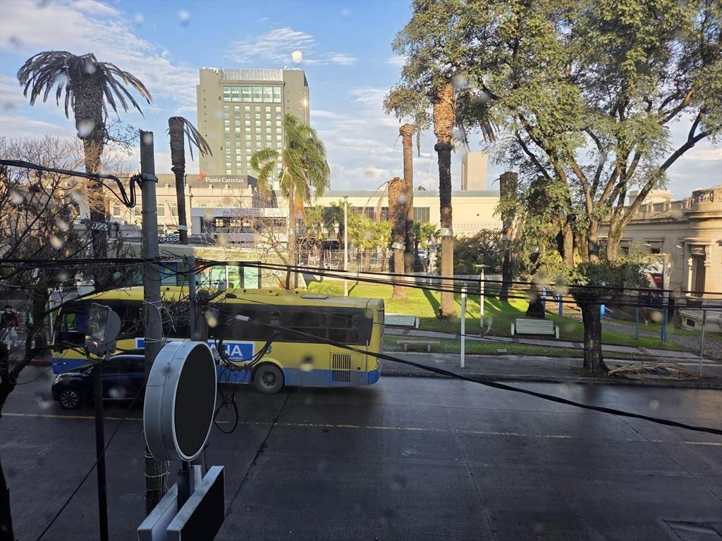 Ellauri frente Punta Carretas Shopping, 240 m2 , planta lla