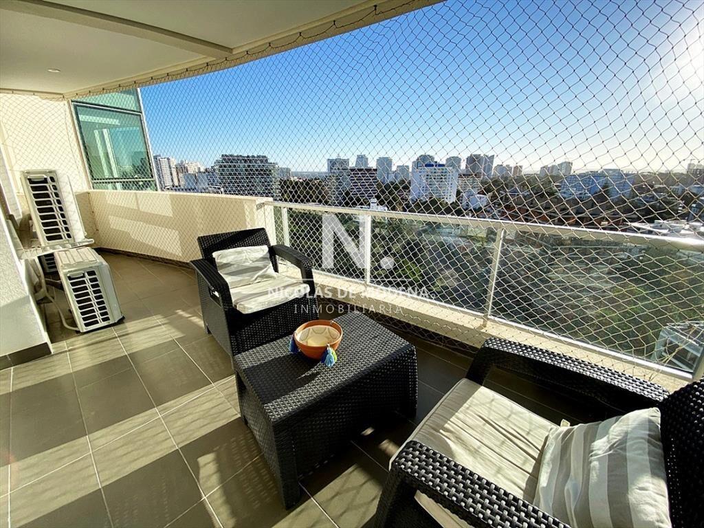 Piso alto en Wind Tower orientado a la puesta del