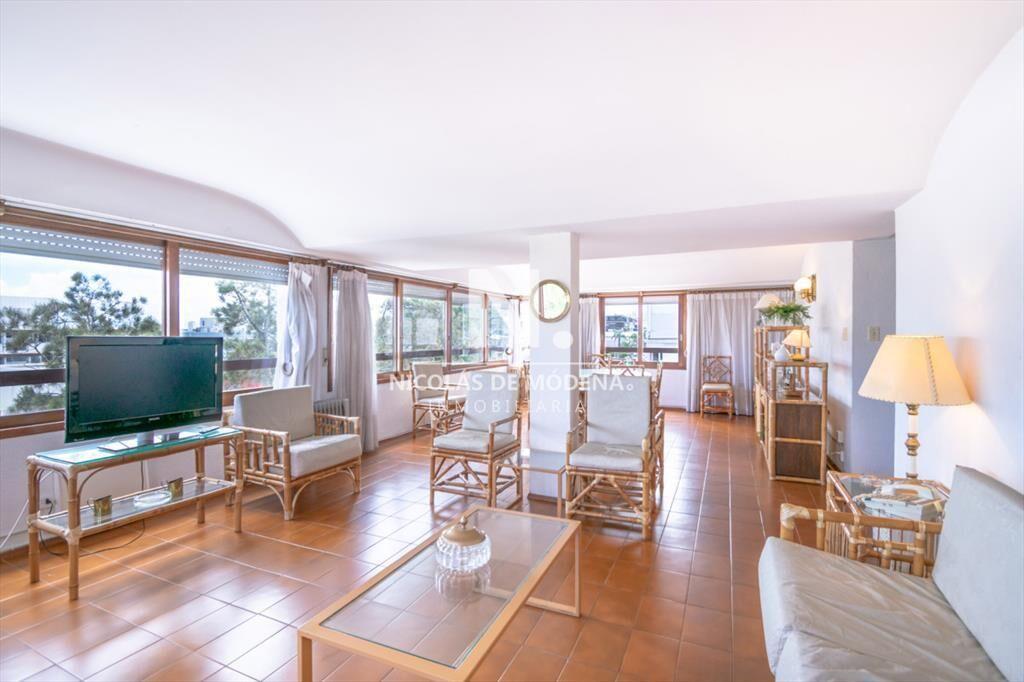 Amplia planta, departamento de 4 dorm + dep en venta, en Pe