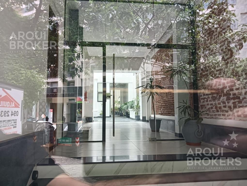 Local comercial en alquiler en Pocitos  con terraza y coche