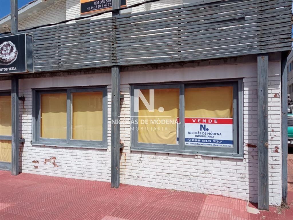 Local comercial con casa en planta alta, cerca de