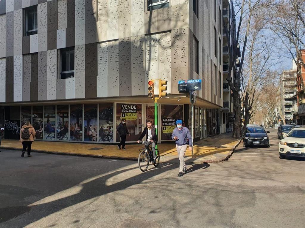 Gran Esquina , San Jose y Gutierrez Ruiz, apto gastronómico