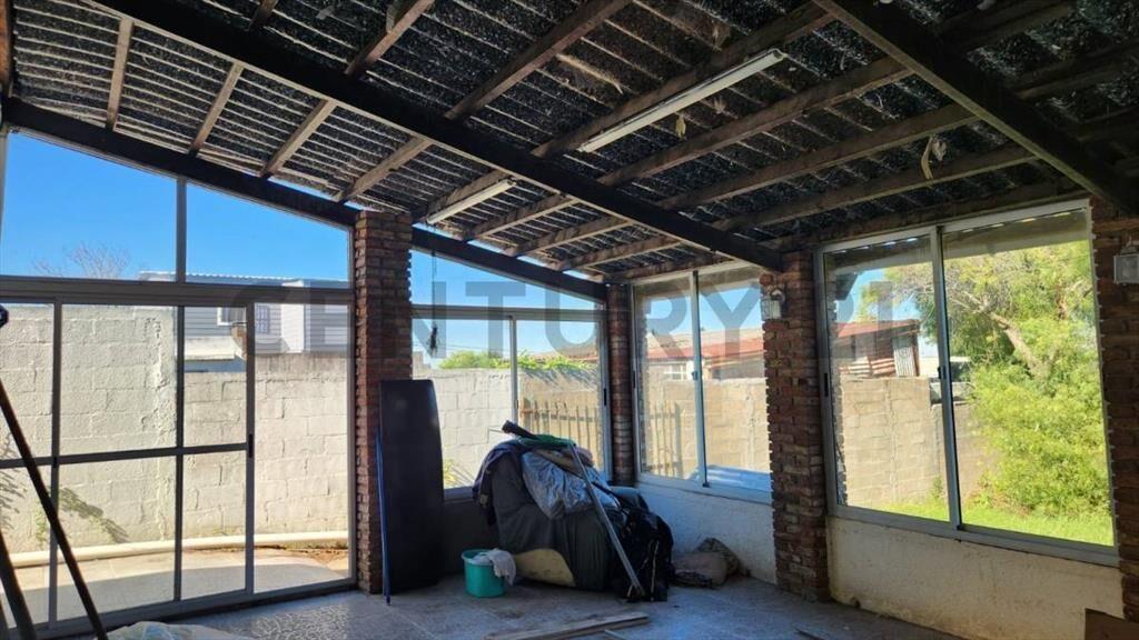 Venta de gran casa en el Cerro de Montevideo a 1 cuadra d...