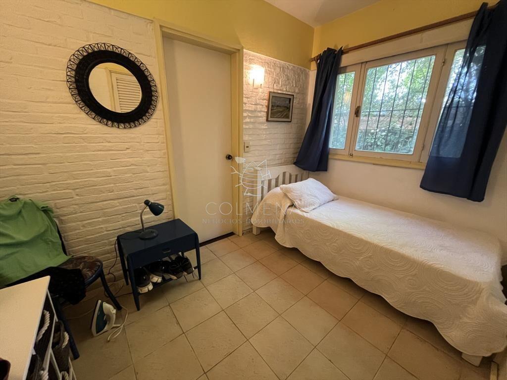 Casa en Playa Mansa, 5 dormitorios y 4 baños.