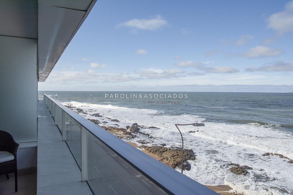 Apartamento en venta en edificio Calypso en Brava, Punta de