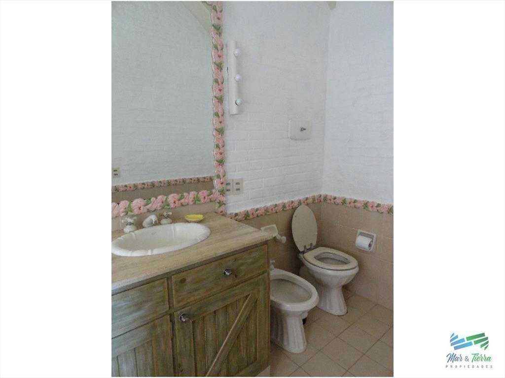 Casa en alquiler y venta..  Zona de playa mansa,