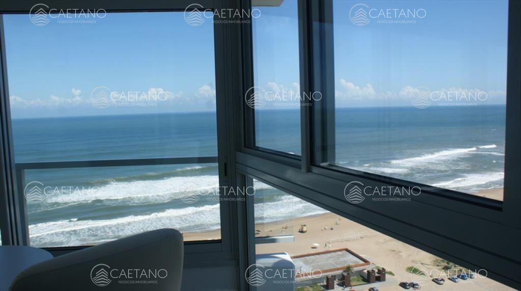 Primera línea, alta gama sobre rambla de playa brava.