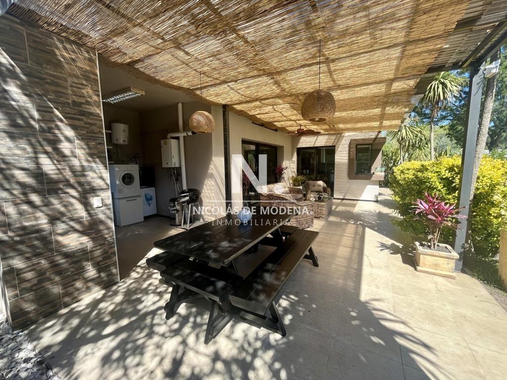 Excepcional casa de dos plantas en Le Residence en venta,