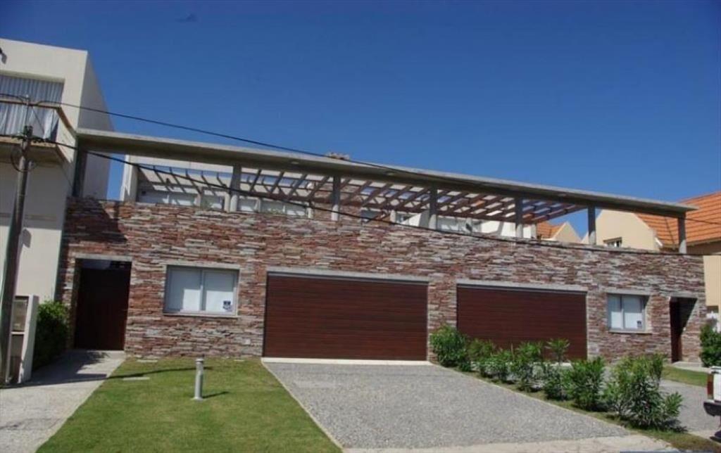 CASA EN VENTA DE 4 DORMITORIOS EN LA BARRA