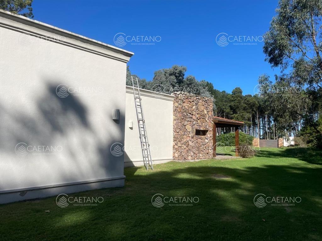 Vende impresionante casa en Punta Ballena de 2