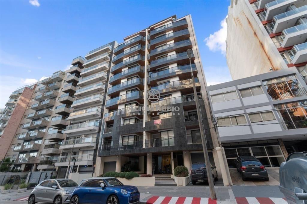 APARTAMENTO EN VENTA CON PATIO 122 MTS DE  PARRILLERO. 2...
