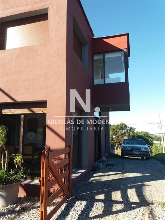 En Alquiler impecable casa con un entorno