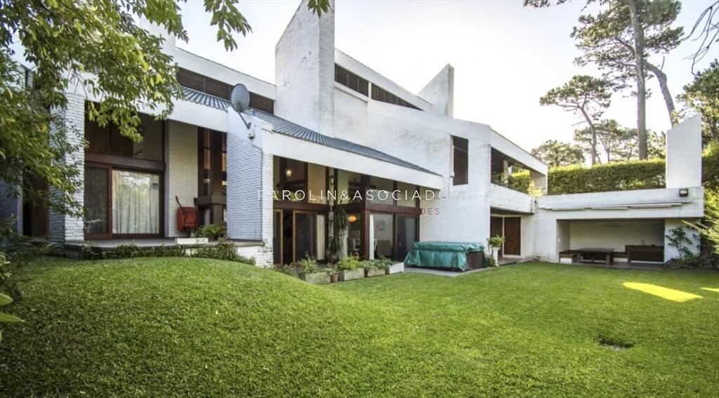 Excelente Casa de 4 Dormitorios en Playa Mansa,