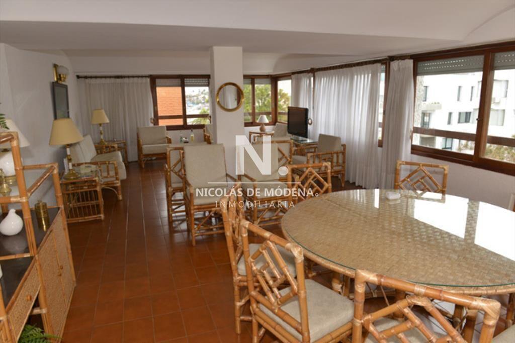 Amplia planta, departamento de 4 dorm + dep en venta, en Pe