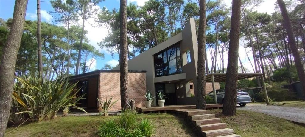 Alquiler, 4 dormitorios Laguna Blanca, AA.