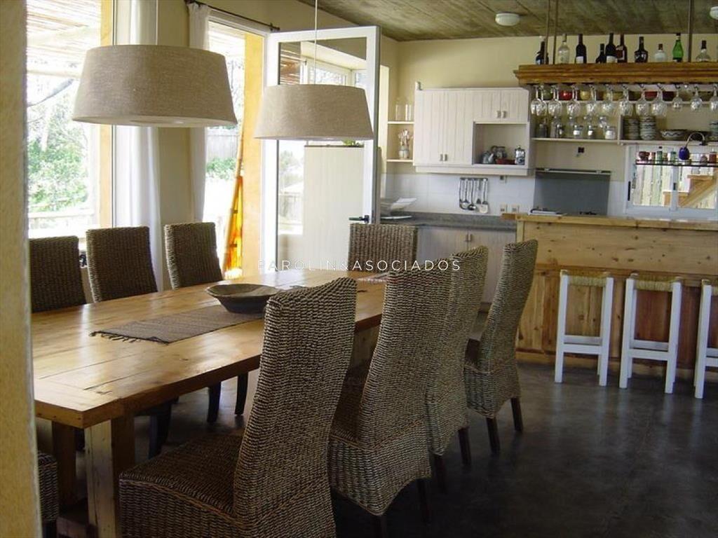 VENTA DE CASA DE 4 DORMITORIOS EN MONTOYA PUNTA