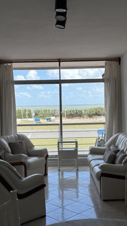 Apartamento de 2 dormitorios y medio en venta en