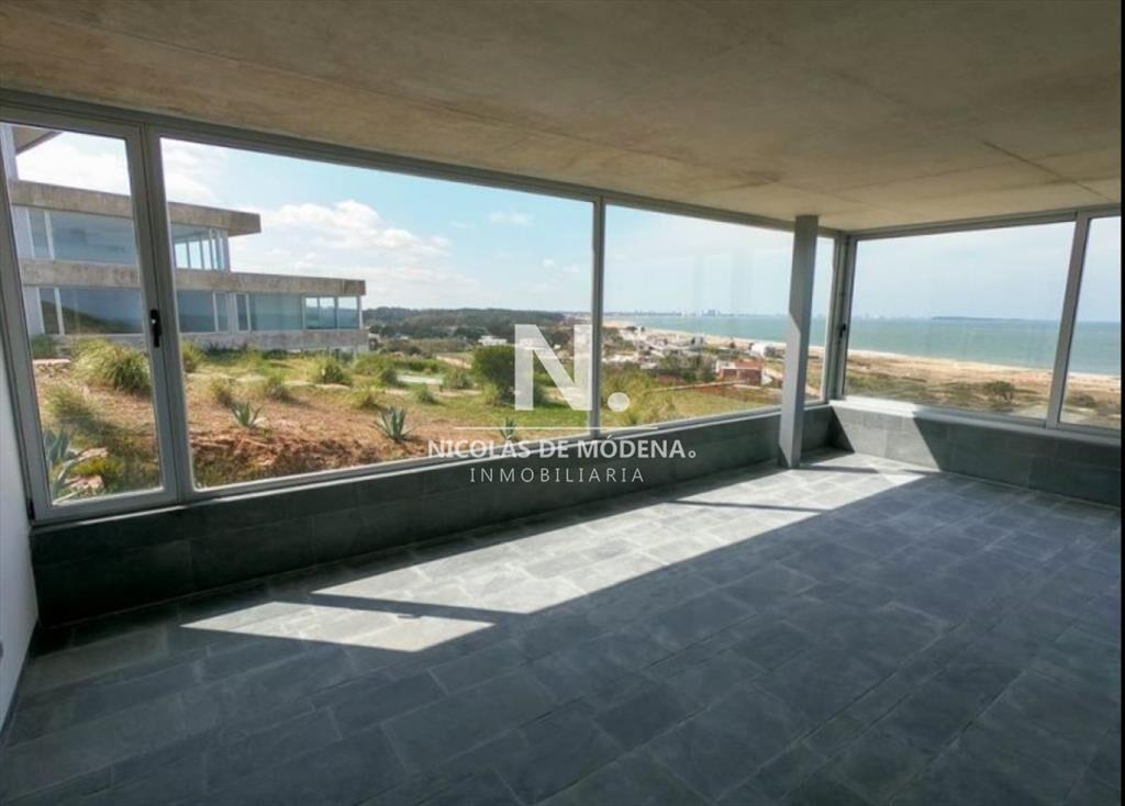 Vende apartamento con vista al mar en Punta de 3