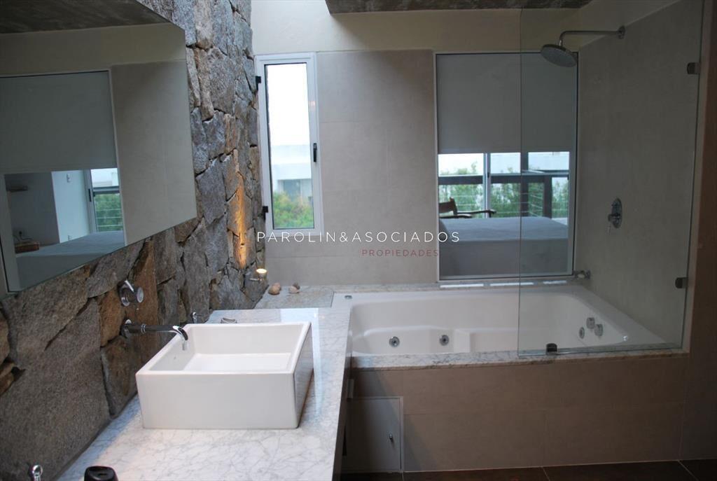 Casa en venta con jardÃn y piscina en El Chorro, Punta del