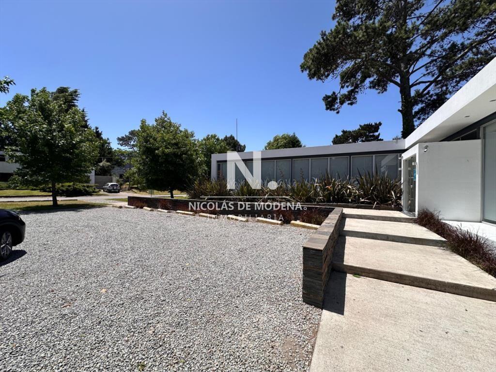 En venta casa tipo clinica en excelente en Punta