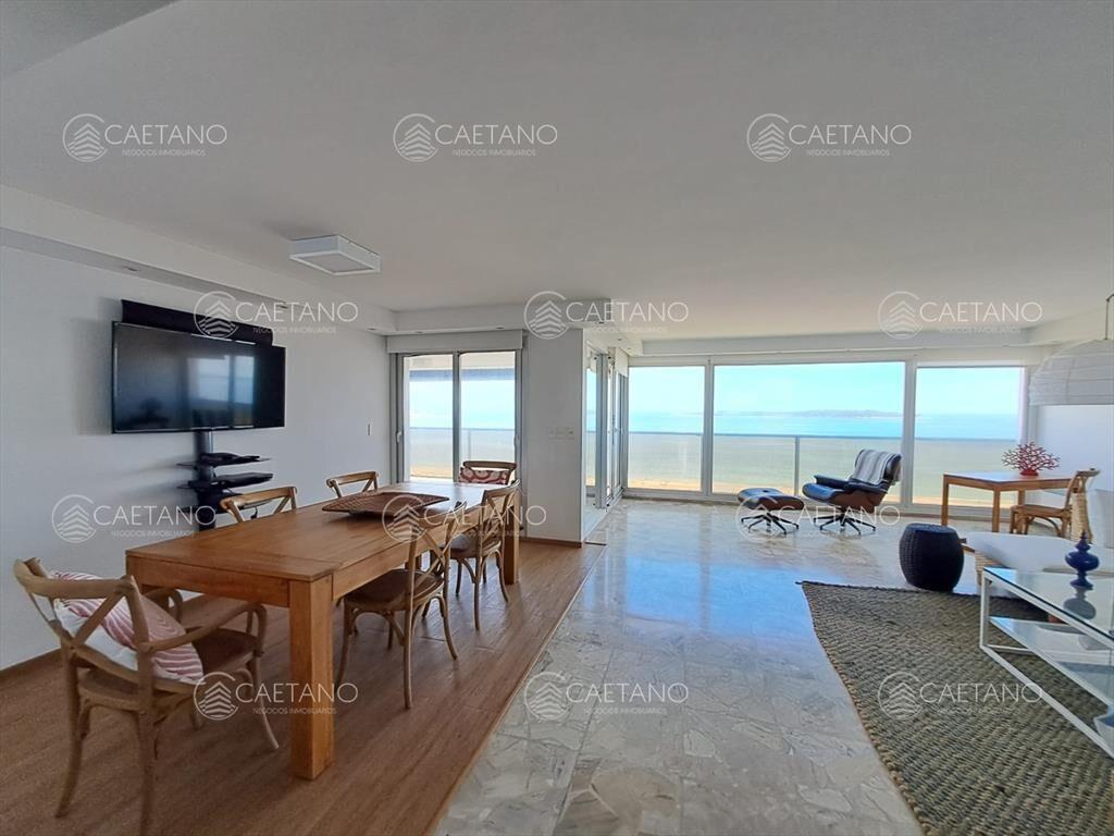 Departamento en venta con amplios ambientes, en