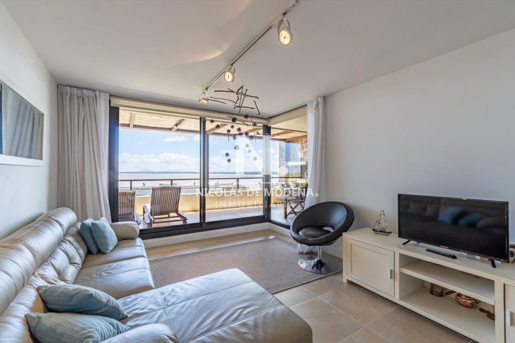 Vende departamento de 2 dormitorios en suites, en