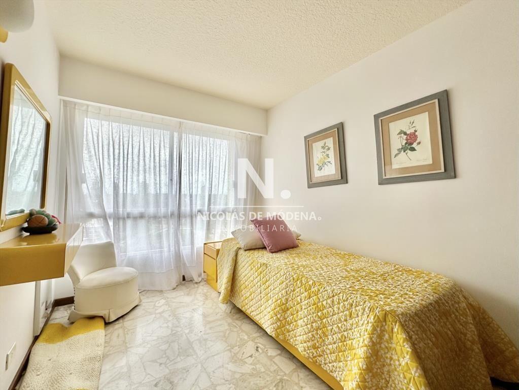 Apartamento de tres dormitorios en venta en Playa