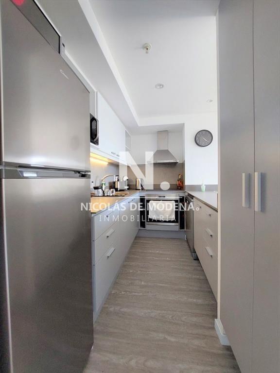 Amplio apartamento en piso alto, con excelente vista al mar