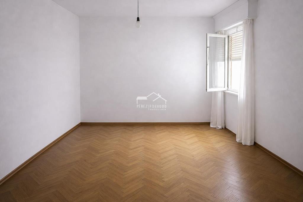 Venta apartamento 3 dormitorios, primer piso por escalera