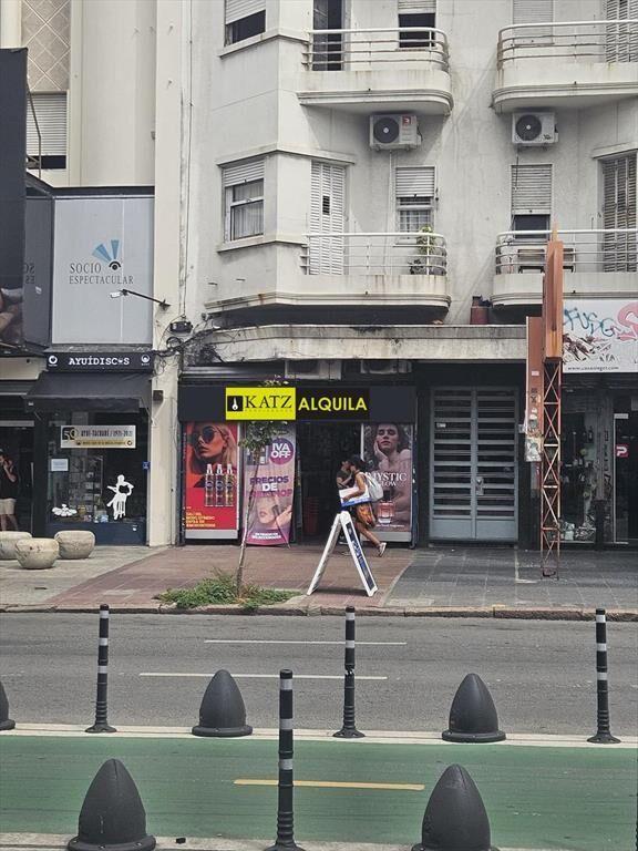 18 de julio y Roxlo, 236 m2 , 4,2 mts de frente, excelente