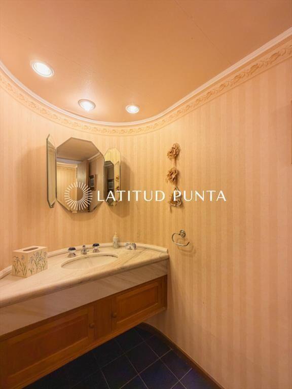 Piso alto en Brava, 3 suites más dependencia