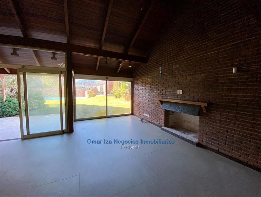 Venta gran casa en Carrasco 4 dormitorios fondo con piscina