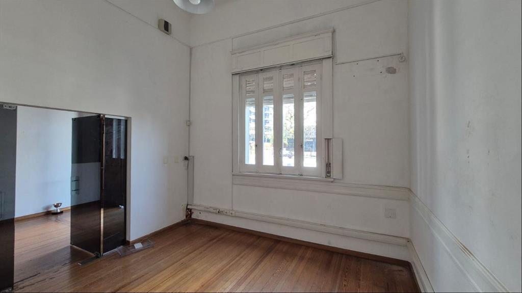 VENTA- OFICINA-LOCAL- SOBRE BVAR ARTIGAS