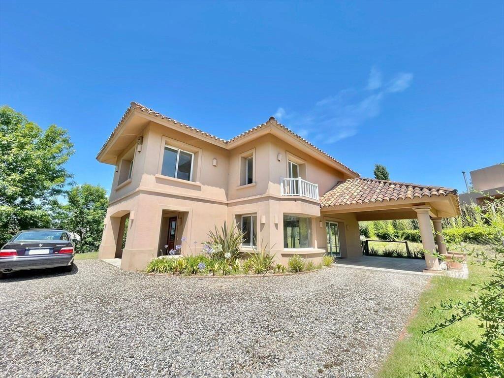Venta Casa de 4 dormitorios y servicio en Altos de la Tahona
