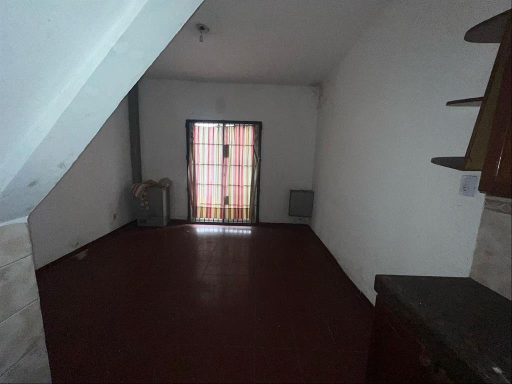 Local comercial + casa de altos sobre Gral Flores