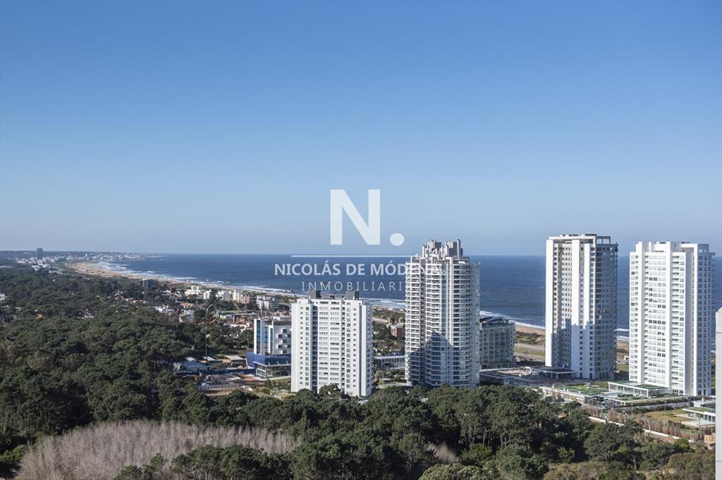 Vende departamento de 3 suites en Punta del Este.