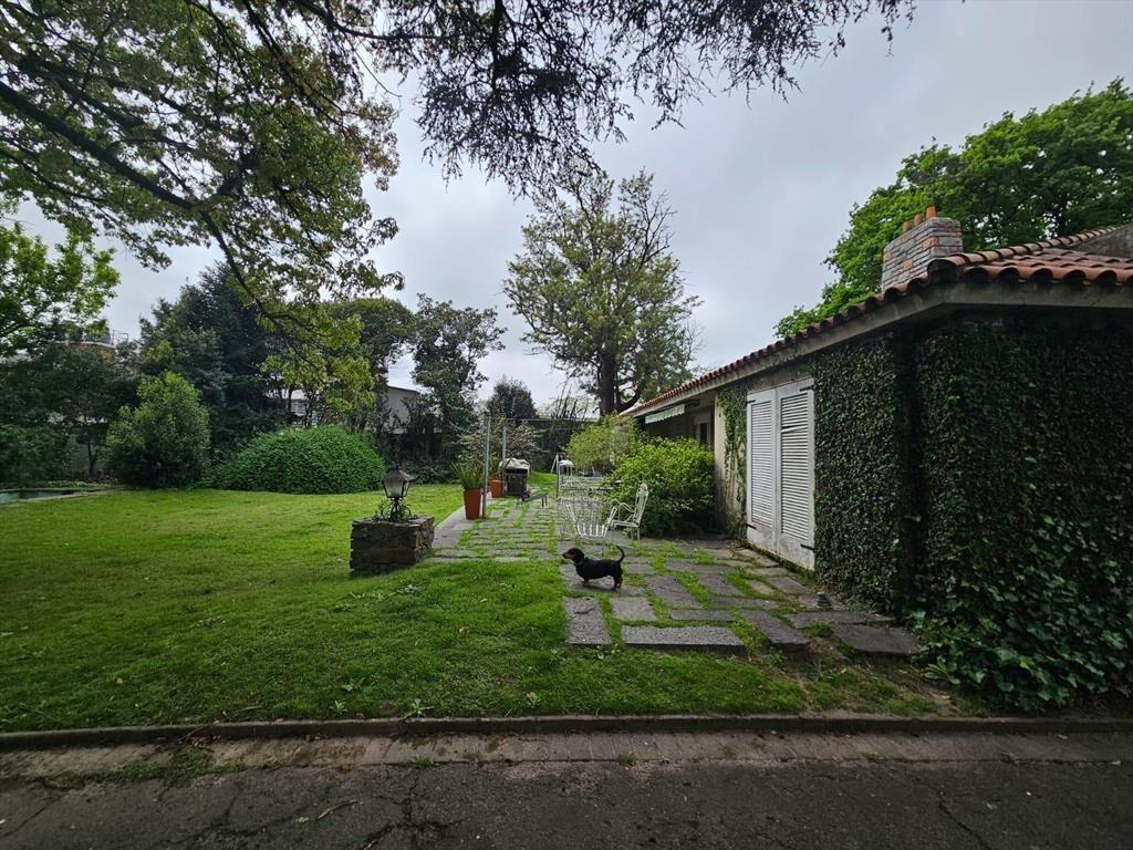 Venta dos casas sobre importante terreno de 4488 m² en