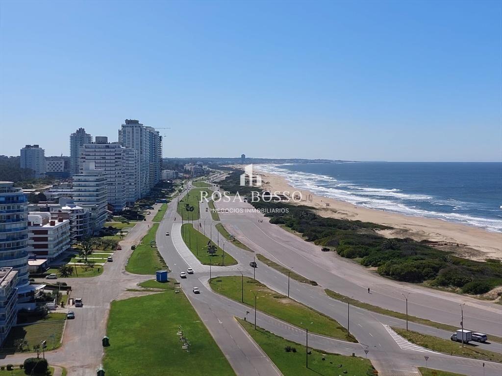 Apartamento de 3 suite y dependencia en VENTA