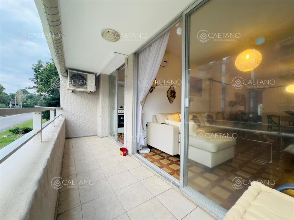 Venta apartamento de 2 dormitorios, con balcón. Playa mans