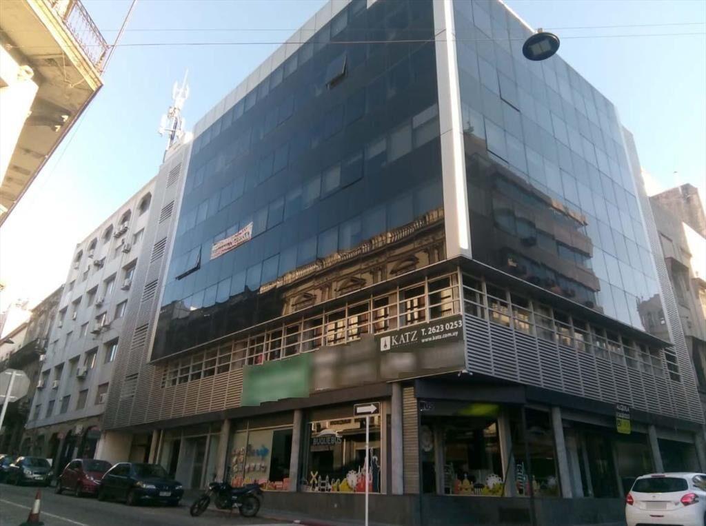 Oficina en B. Mitre y 25 de Mayo, piso alto, gge, sala de r