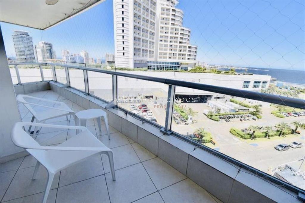 Apartamento de 3 dormitorios en venta en Season Tower, Punt