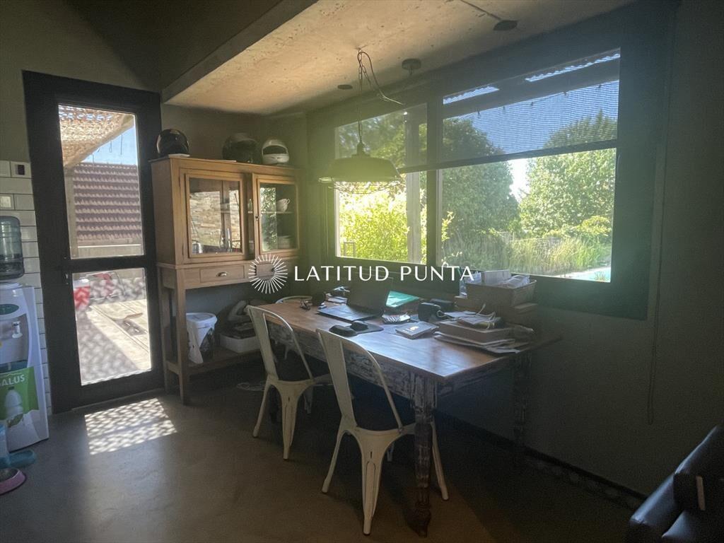 Moderna casa en zona colegios, 4 dormitorios