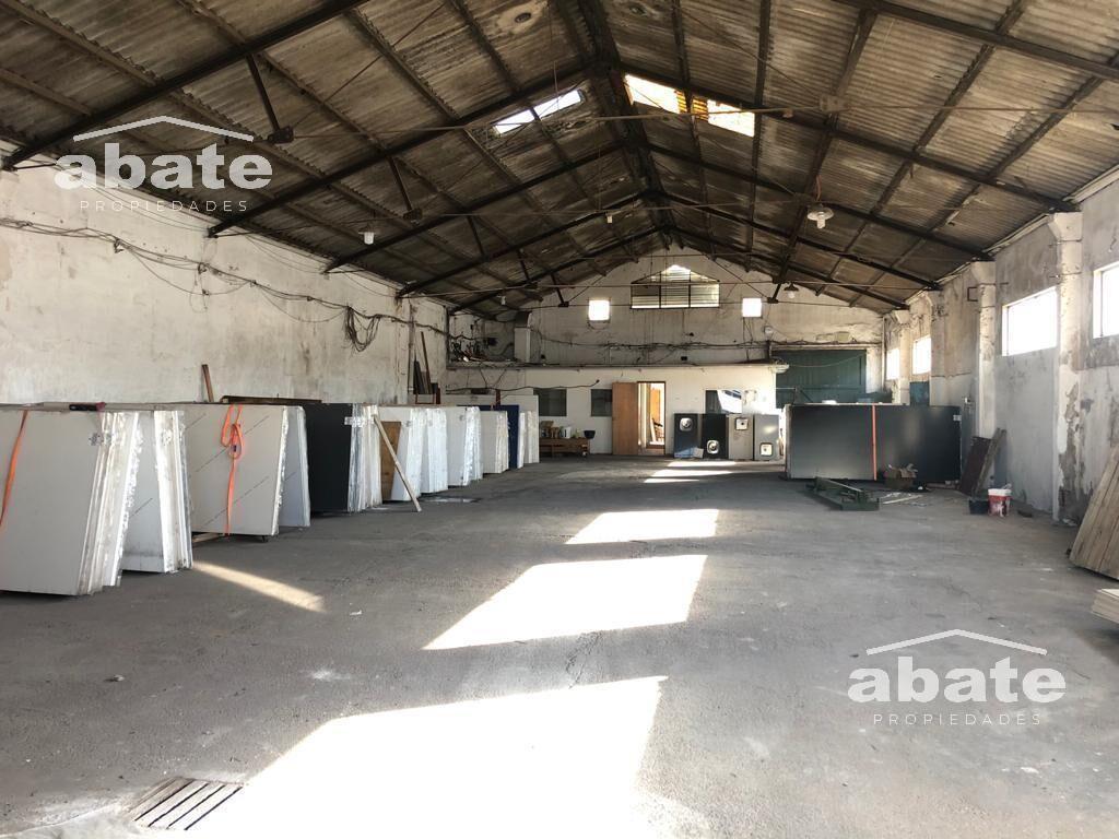Venta gran local para depósito. Terreno de 8.089 m2 con sal
